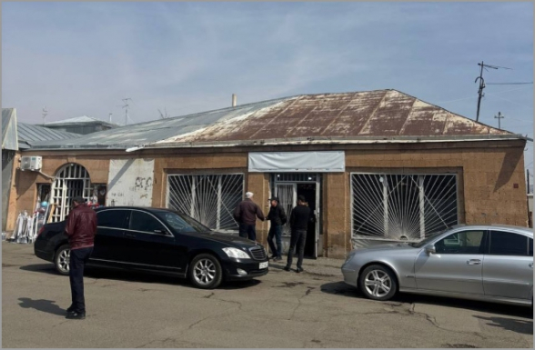 Կասկածելի իրավիճակ՝ Գյումրու 31/69 տեղամասում. Սարիկ Մինասյանի մորաքրոջ որդին դիտորդին դիտողություն է արել քվեարկությունից առաջ ու հետո՝ մարդկանց ՔՊ շտաբ մտնելը նկարելու համար